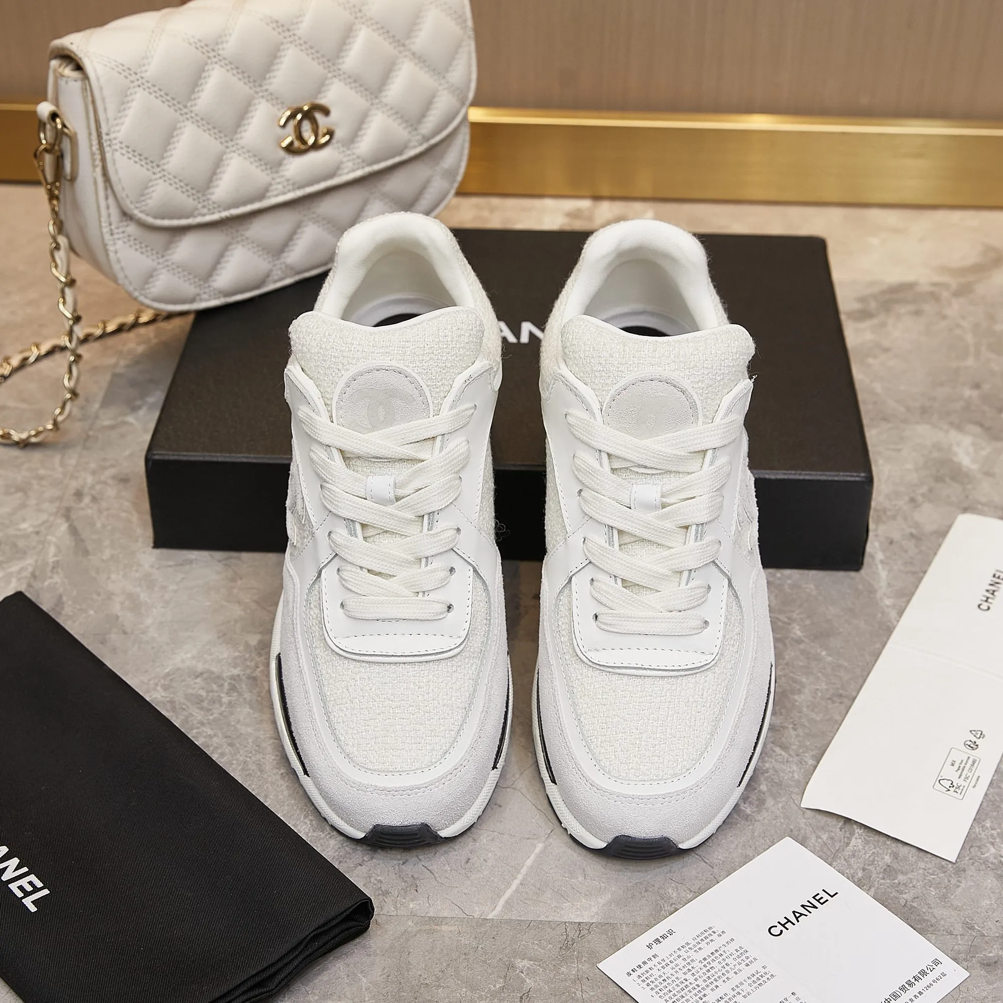 Men's shoes pP700! Chanel Chanel - 2024 counter top casual sneakers This classic design; the upper is embroidered with various techniques; the outsole is fashionable and sporty; the outsole is stylish and sporty; it incorporates a variety of color matching elements... The diversified mix and match is very good-looking and versatile, casual, fashionable, sports, and outdoor can be taken into account... ꫛꫀꪝ Go➫ Material: ❶Upper made of: original imported high silk cowhide suede + small fragrance fabric ❷Inner use: Original imported breathable sheepskin lining ❸ Outsole based on: Original TPU combination outsole Special counter boutique packaging complete set Women 35–41 Men 38-45